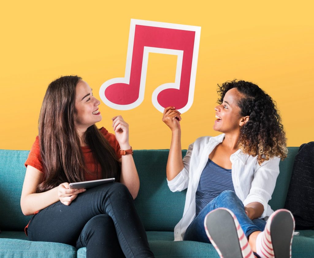 Cours de chant à Bruxelles avec deux jeunes femmes échangeant autour de la musique