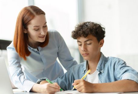 Professeur particulier accompagnant un élève du secondaire pendant un cours de maths à Bruxelles